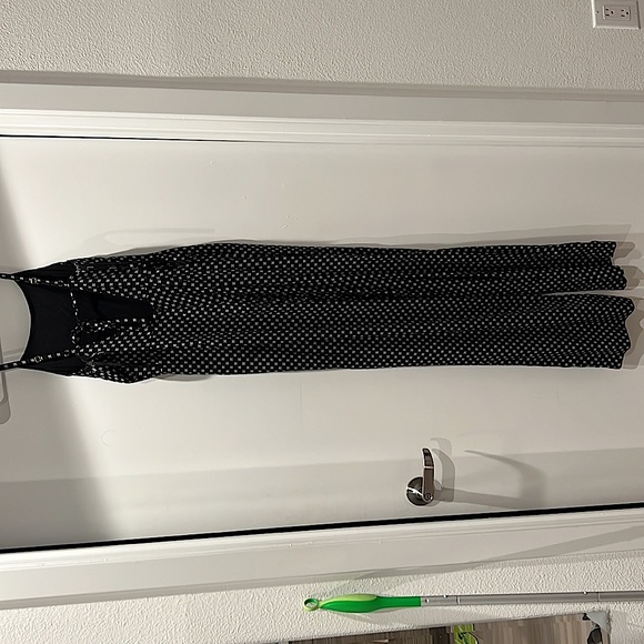 Long jumpsuit with side pockets. Lightweight with small open tie-back - Picture 2 of 3